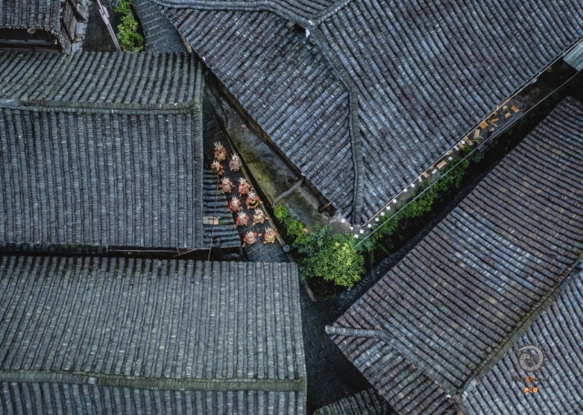 $vo['fname']|default='2021年7月2日摄于贵州省凯里大塘镇新桥村。
新桥村原名王家寨，均系短裙苗族。民族风情浓郁，服饰，建筑奇特。
“水上粮仓”是新桥苗寨的标志性景观，而短裙苗锦鸡舞这一独具特色的苗族传统的祭祀性舞蹈向人们展示的是苗族人民自古对于飞鸟图腾的崇拜和向往。
图为身着盛装前往寨门口迎宾的短裙苗女。