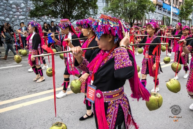 $vo['fname']|default='2024年4月21日拍摄于贵州黔东南苗族侗族自治州台江苗族姊妹节。在我国所有民族服饰中，苗族服饰可谓是最为华丽的服饰，是中华文化的一朵奇葩。尽管多年来人们一直未弄清苗族服饰有多少种类型，但黔东南作为苗疆腹地，苗服就不下200种，最为丰富多彩，是我国和世界上苗族服饰种类最多、保存最好的区域，被称为“苗族服饰博物馆”。