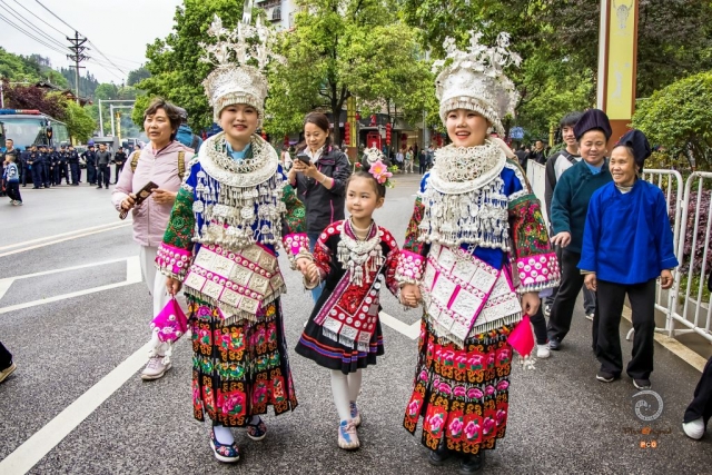 $vo['fname']|default='2024年4月21日拍摄于贵州黔东南苗族侗族自治州台江苗族姊妹节。在我国所有民族服饰中，苗族服饰可谓是最为华丽的服饰，是中华文化的一朵奇葩。尽管多年来人们一直未弄清苗族服饰有多少种类型，但黔东南作为苗疆腹地，苗服就不下200种，最为丰富多彩，是我国和世界上苗族服饰种类最多、保存最好的区域，被称为“苗族服饰博物馆”。