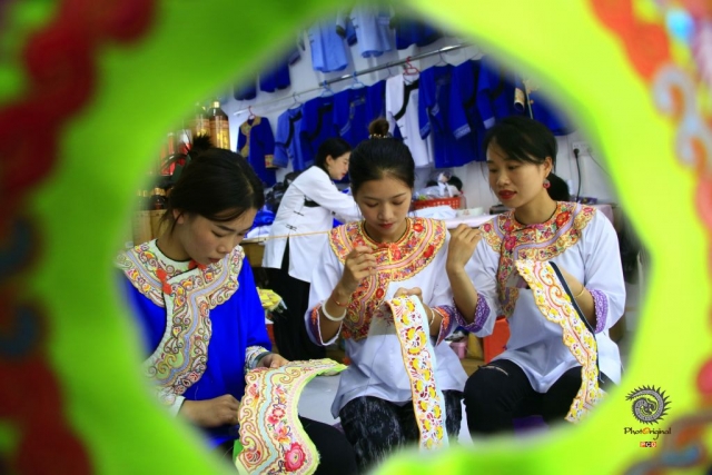 $vo['fname']|default='2022年7月28日，贵州省黔东南苗族侗族自治州榕江县乐里镇乔勒村青年学生学习侗绣非遗手工