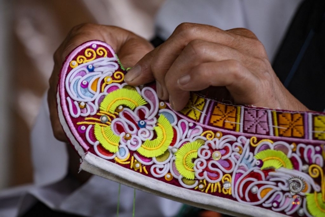 $vo['fname']|default='2022年7月28日，贵州省黔东南苗族侗族自治州榕江县乐里镇乔勒村青年学生学习侗绣非遗手工