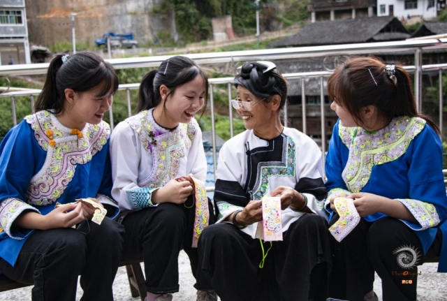 $vo['fname']|default='2022年7月28日，贵州省黔东南苗族侗族自治州榕江县乐里镇乔勒村青年学生学习侗绣非遗手工