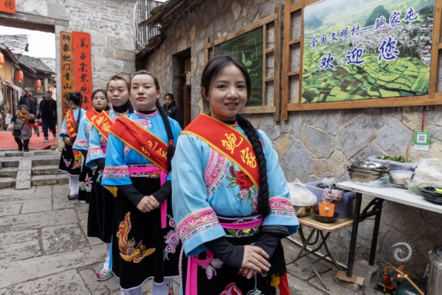 $vo['fname']|default='镜头追循屯堡人的日常轨迹，从晨雾中的田间闲话，到古戏台前的会心一笑，用特写定格眼角细纹里的从容。捕捉服饰斑斓间的相视而笑，市集摊位前的朗声大笑，将六百年岁月沉淀的平和，藏进每道笑纹的弧度。光影里，笑容是屯堡最生动的注脚，串联起烟火人间的温暖密码。