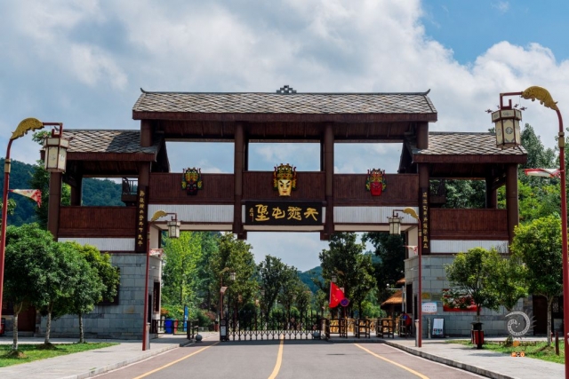 $vo['fname']|default='贵州安顺平坝区的天龙屯堡，是明代“调北征南”屯军后裔聚居地，被誉为“明代生活的活化石”。其历史可追溯至洪武十四年（1381年），朱元璋派军平定西南后，江浙汉族士兵在此屯田戍边，形成独特的军事移民文化。

图一：中式木构大门飞檐翘角，黑底金匾“天龙屯堡”端立，灯笼垂联、门楣面具，串起600年“调北征南”屯军记忆。
图二至四：金甲、黑红甲武士执枪列阵于“天龙屯堡古镇”石拱门前；红灯笼垂街，复现明代军傩遗风，活态演绎“寓兵于农”的屯堡精神。