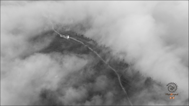 $vo['fname']|default='都匀毛尖茶产于贵州都匀市螺蛳壳茶山一带，这里山谷起伏，海拔千米，峡谷溪流，林木苍郁，云雾笼罩，冬无严寒，夏无酷暑，四季宜人，年平均气温为16度，年平均降水量在1400多毫米。加之土层深厚，土壤疏松湿润，土质是酸性或微酸性，内含大量的铁质和磷酸盐，这些特殊的自然、条件不仅适宜茶树的生长，而且也形成了都匀毛尖的独特风格，茶山不仅生产贵州名优绿茶，而且是都匀一道亮丽的风景线和摄影人的创作基地。都匀螺蛳壳茶山雨后的早晨茶山上云雾袅绕，犹如仙境一般。