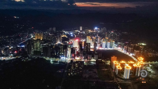 $vo['fname']|default='夜色中的纳雍城楚楚动人，令人陶醉。

时间：2021年7月29日
地点：贵州省纳雍县海蓝佳上
作者：谢健锋
电话：15808574575