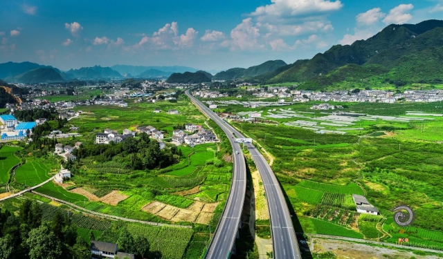 $vo['fname']|default='分别于2018年7月、2021年4月、2022年4月摄于绥阳县蒲场镇高坊子村