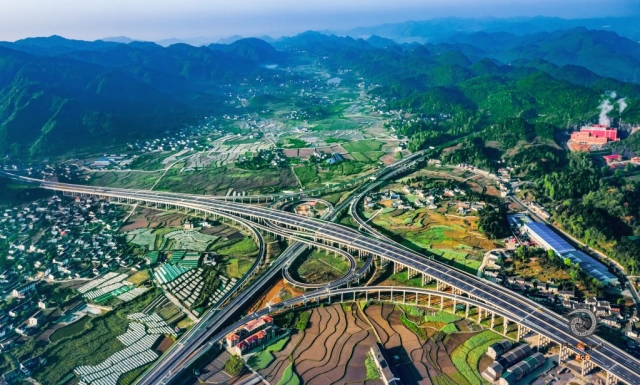 $vo['fname']|default='分别于2018年7月、2021年4月、2022年4月摄于绥阳县蒲场镇高坊子村