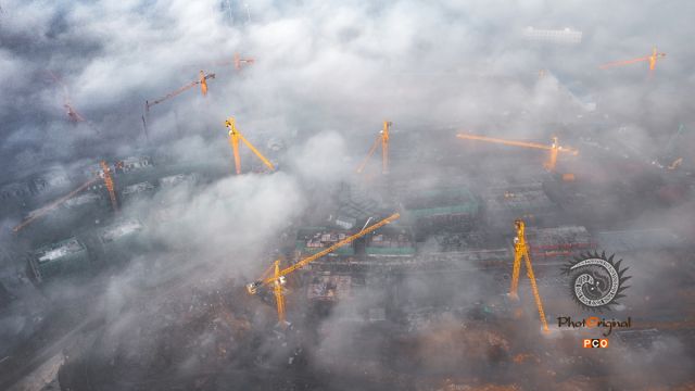 航拍大雾下的施工场地