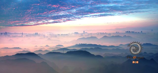 云蒸霞蔚日月新，九龙山顶览全貌