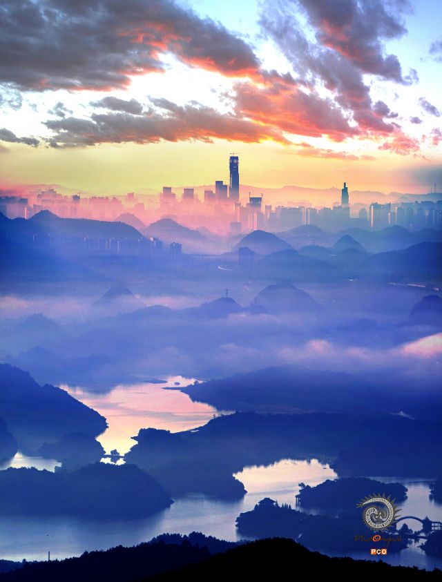 红霞观山雾百花