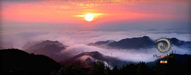 九龙霞辉云海涌