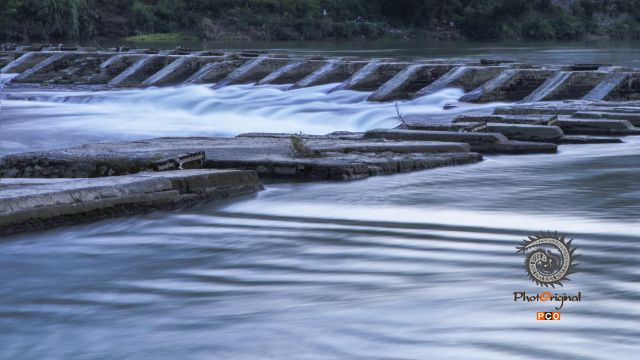 重安江水泛银光