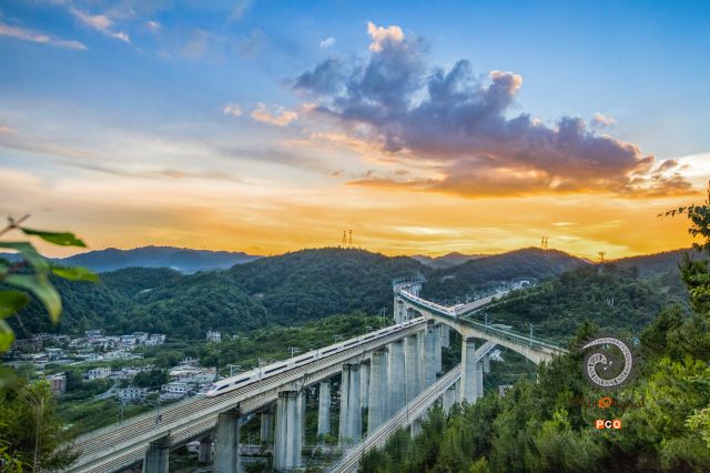 黔山高铁通八方