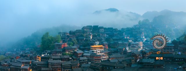 苗寨早雾纱轻掩