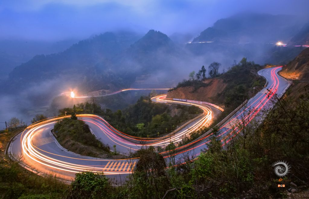 山路弯弯变坦途