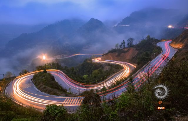 山路弯弯变坦途