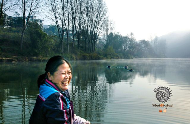 《湄江河上的笑脸》