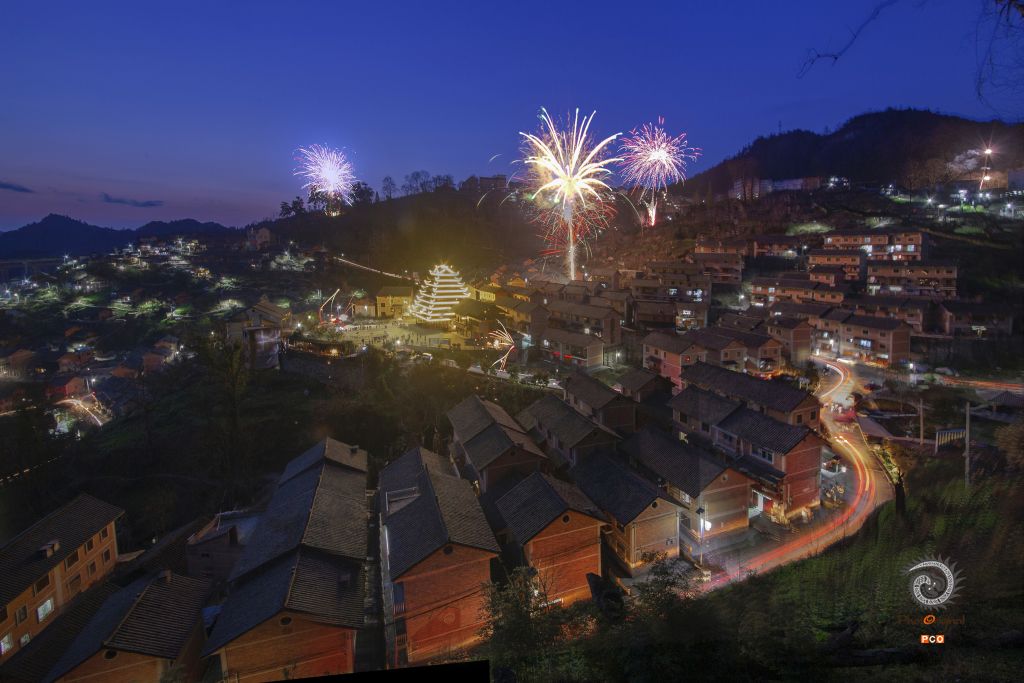 报京侗寨夜色美