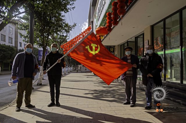 党旗下的抗疫志愿者