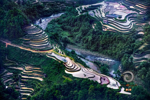 山涧溪水岭上梯田
