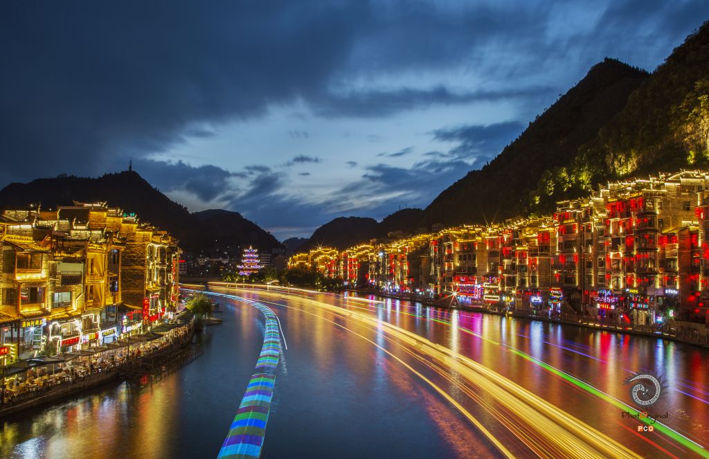 流光溢彩耀古城
