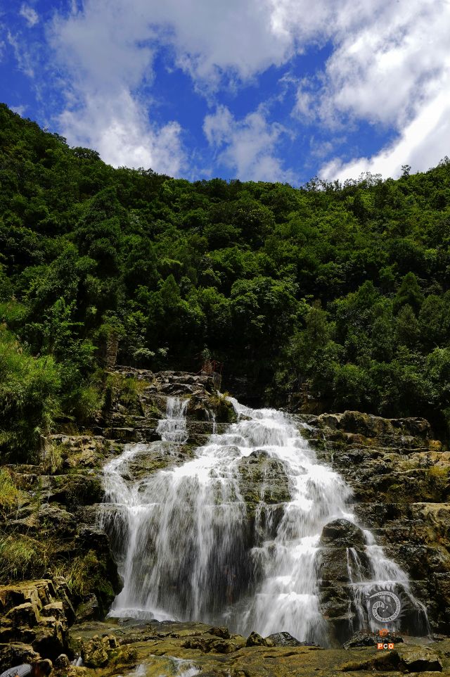 蓝天白云青山，洞瀑银水飞流