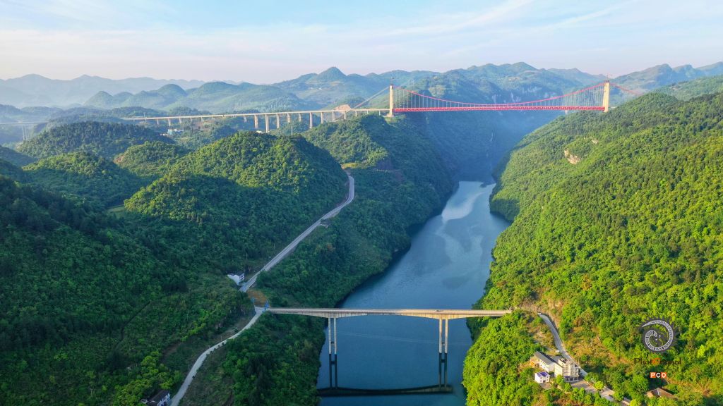 乌江两岸绿葱葱