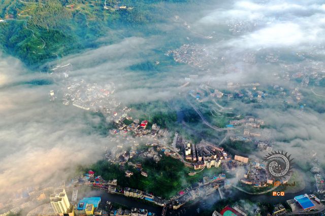 拖长江雾景