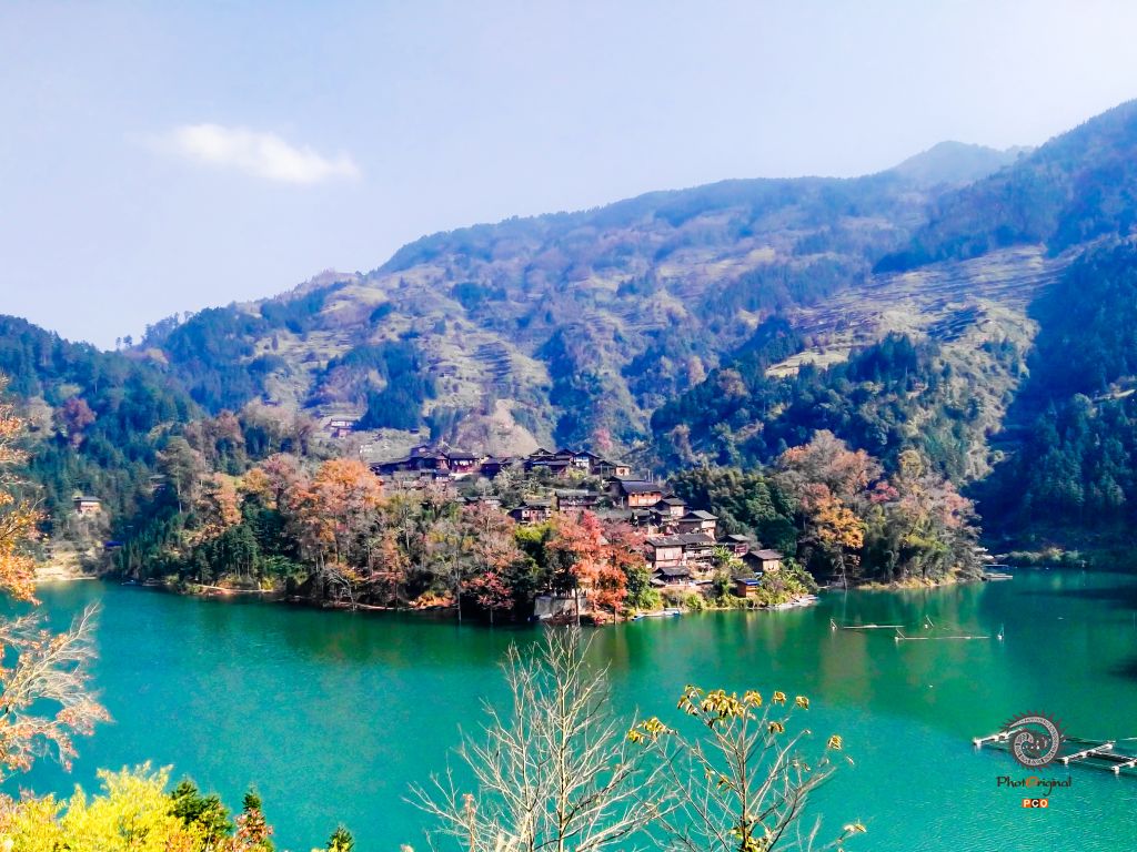湖边苗寨