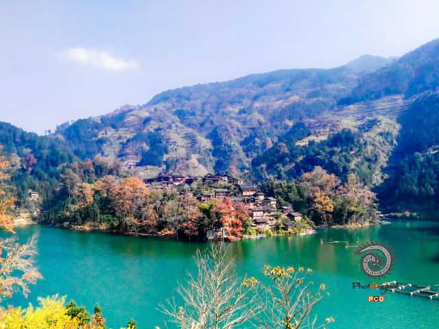 湖边苗寨