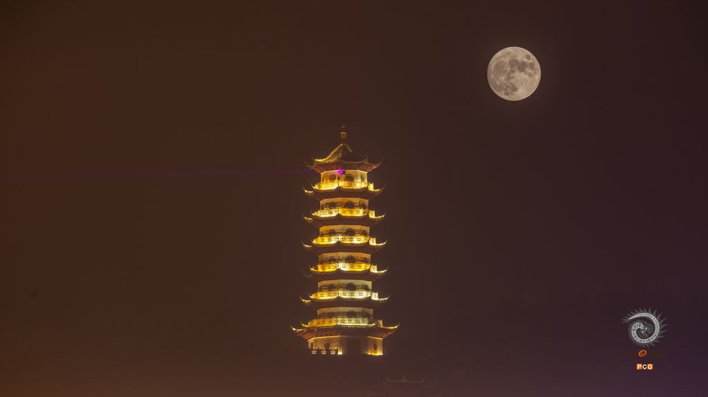 月照白塔