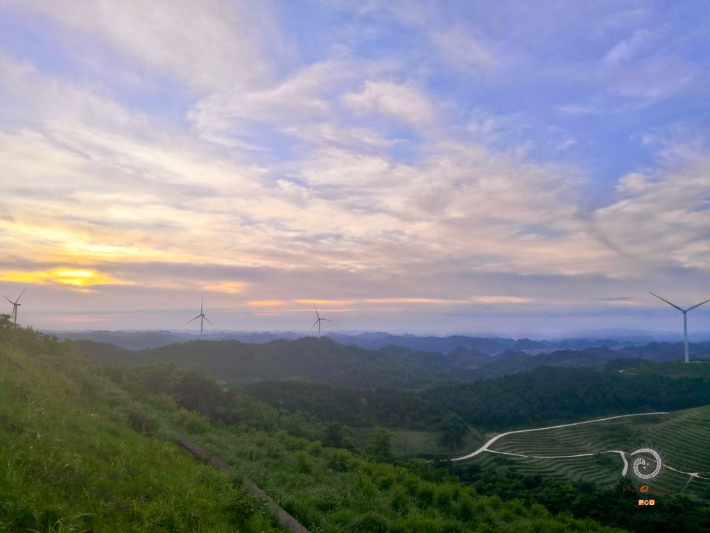 《花竹山的暮色与风车》
