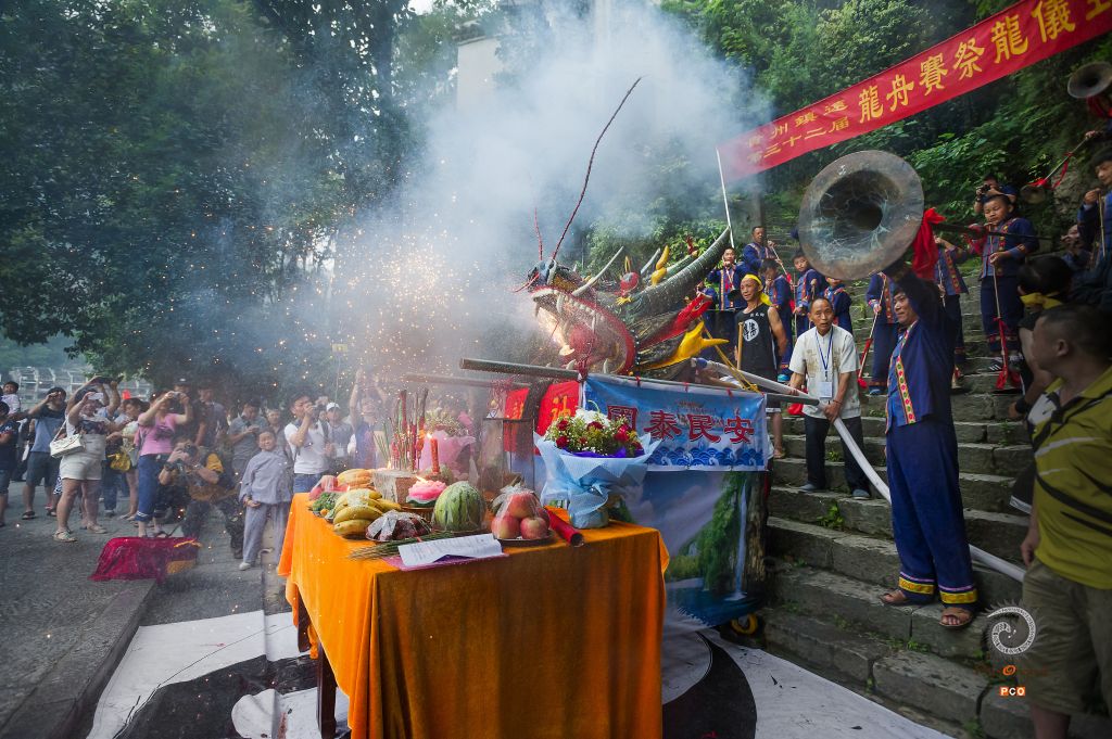 镇远龙舟赛祭龙仪式