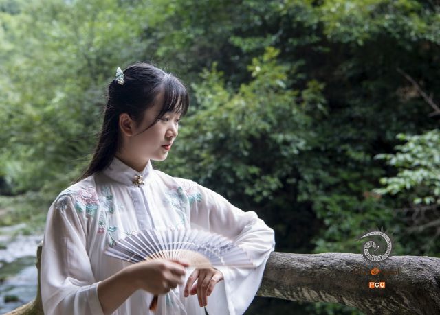 《端详》