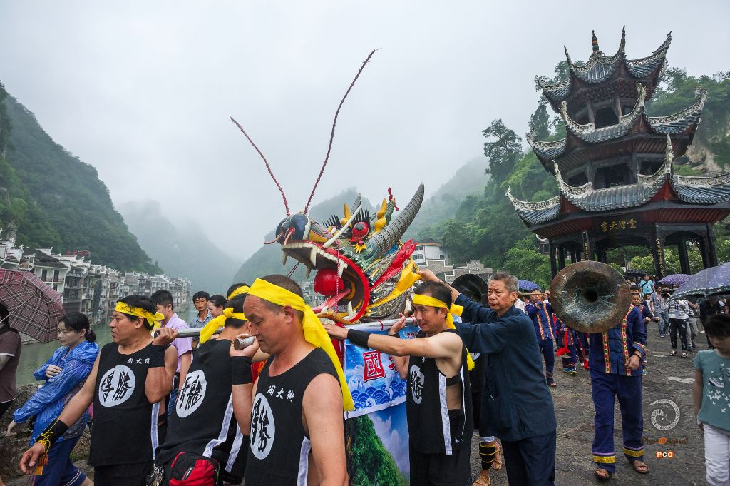 镇远龙舟赛祭龙仪式
