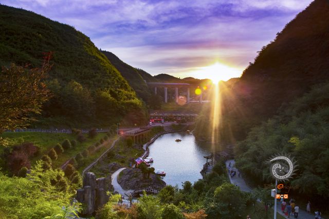 《夕阳洒贵洞》（老年组）