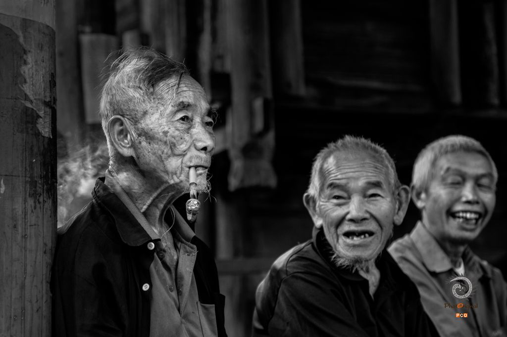 抽烟的老人