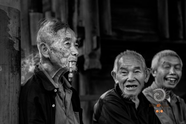 抽烟的老人
