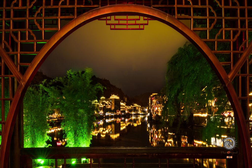 窗中夜世界