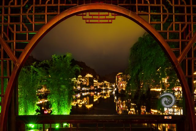 窗中夜世界