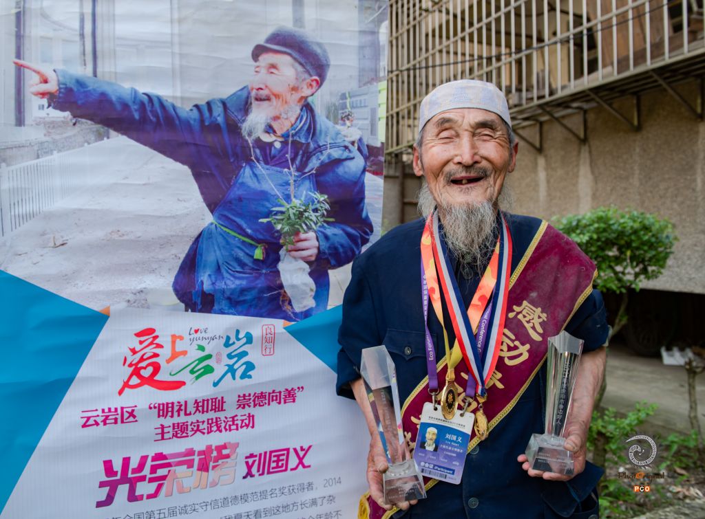 用绿叶为党旗增添光彩
