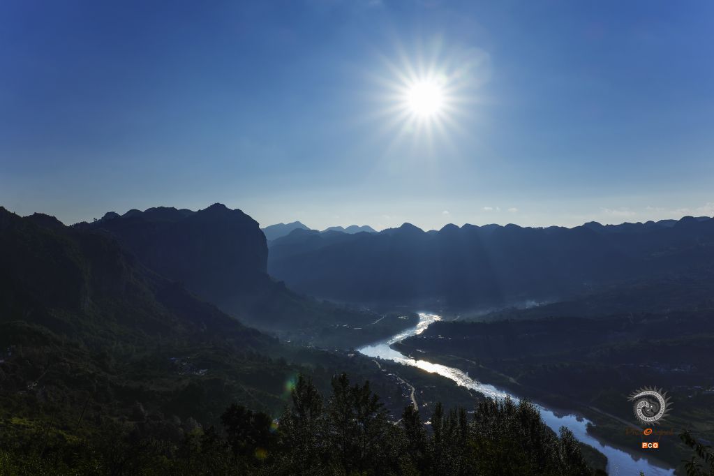 《日出鸭池河》