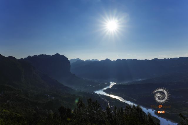 《日出鸭池河》