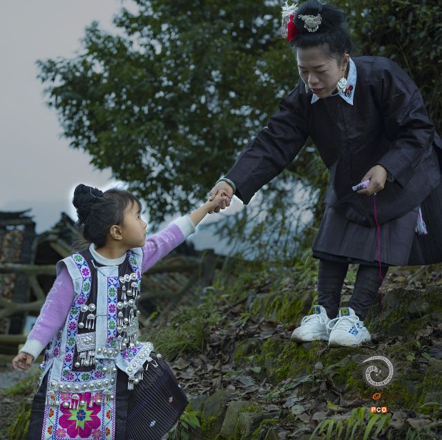 妈妈教我绣苗绣