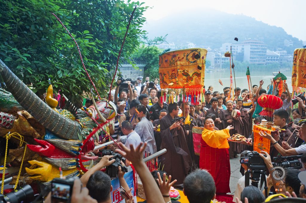 镇远龙舟赛祭龙仪式