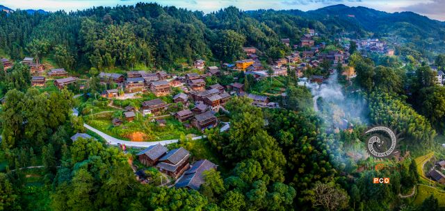 木楼青山间