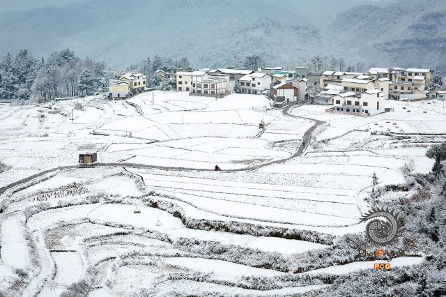 高坡石门雪景