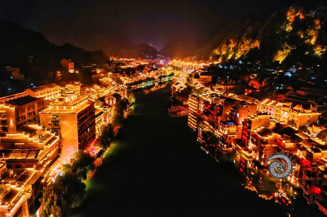 流光溢彩的古镇夜景