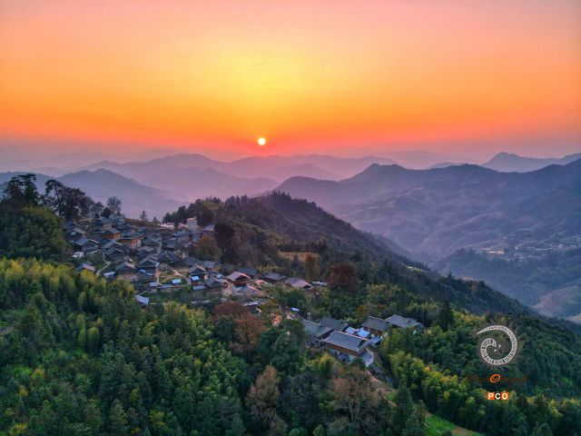 苗寨夕阳